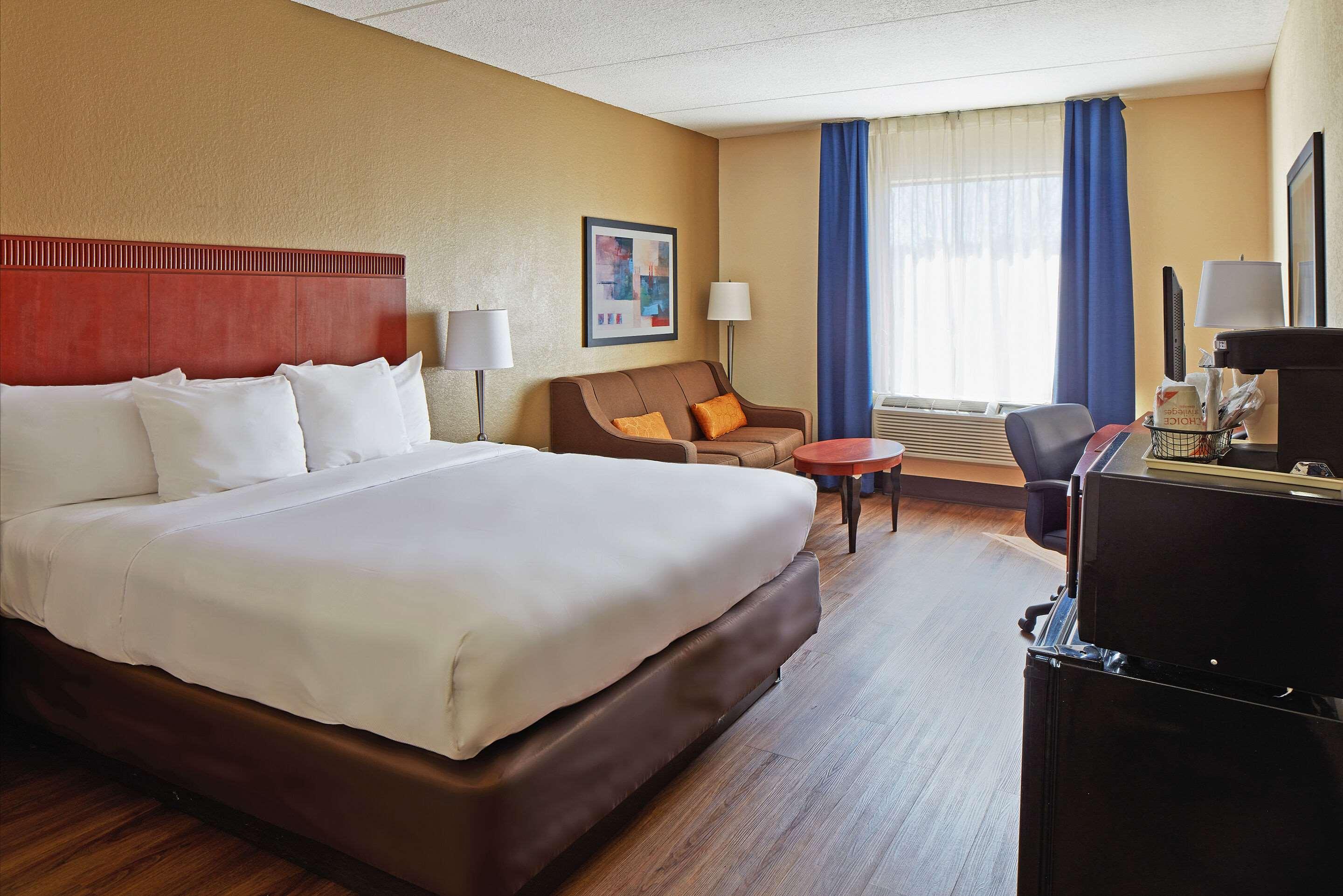 SUITE, KING BED, ACCESSIBLE