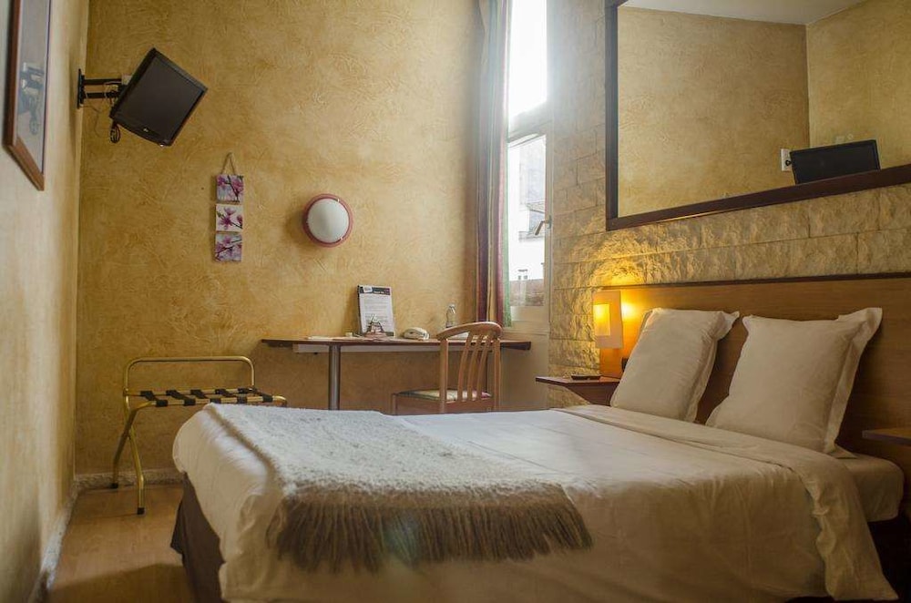 Brit Hotel Bosquet 6/27