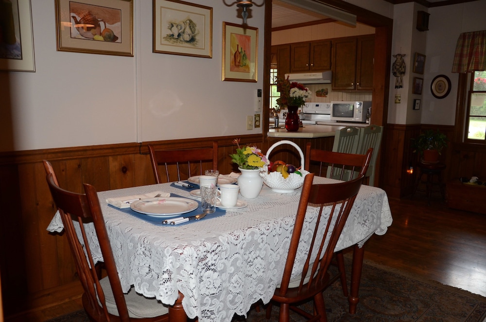 Red Cardinal Bed and Breakfast 12/27