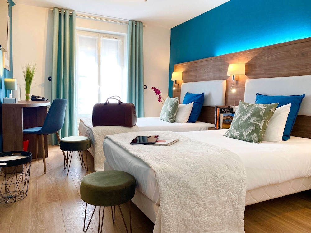ROOM, TWIN BEDS
