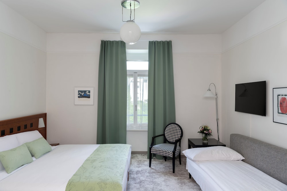 1 BEDROOM, STANDARD, TRIPLE