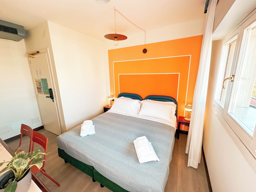 ROOM, DOUBLE BED