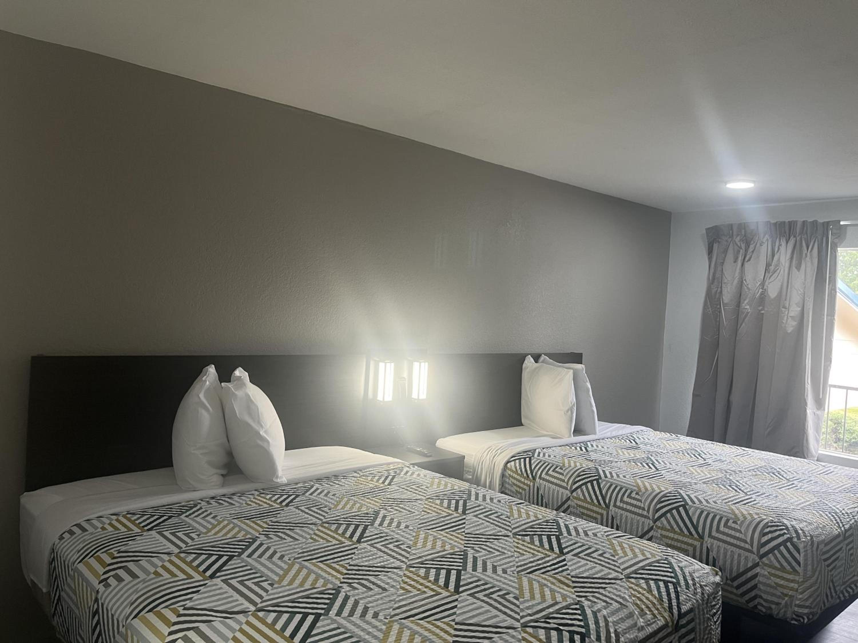 2 Queen Beds Non-Smoking, Micfridge، Motel6 Mccomb Ms 9/16