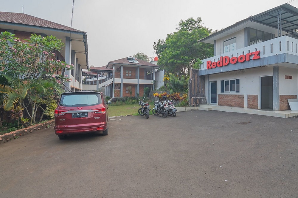 RedDoorz Plus @ Hotel Negeri Baru Lodaya Puncak 14/24