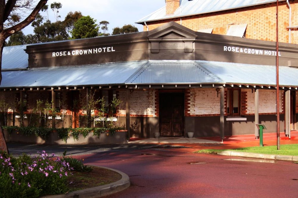 Rose & Crown Hotel 3/49