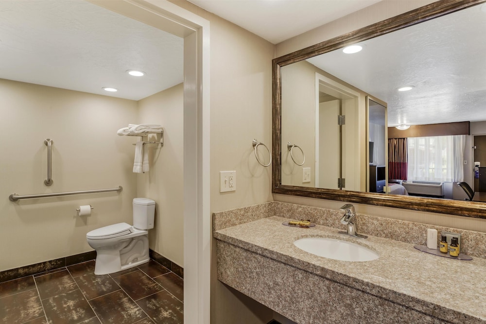 غرفة قياسية بسرير كينج لذوي الإعاقة، Best Western Plus Cedar City 4/5