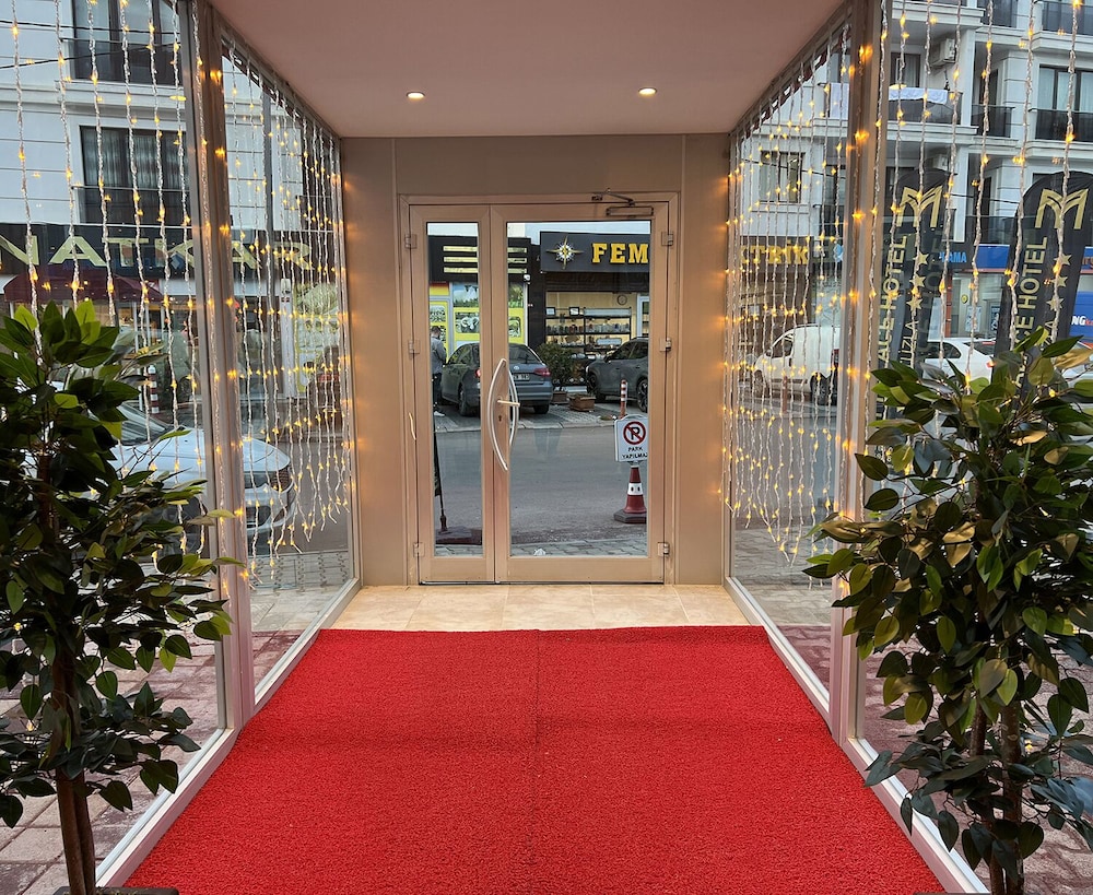 My Palace Hotel 17/35