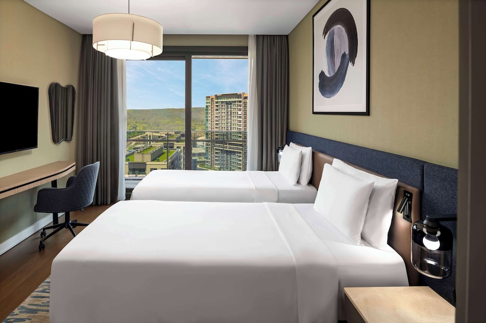 penthouse, 2 king beds, Radisson Residences Vadistanbul 3/10