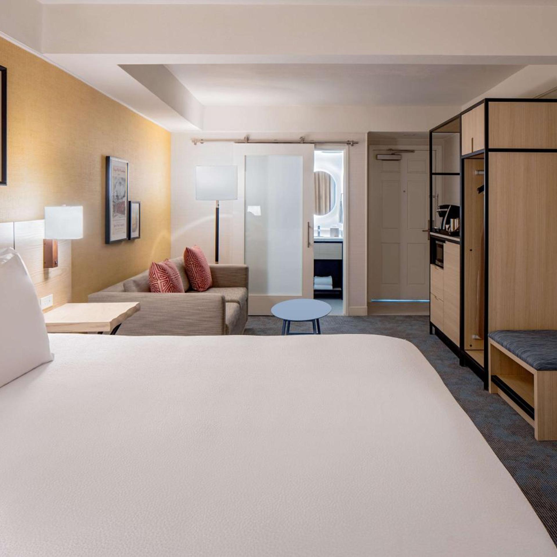 غرفة بسرير كينج مع أريكة، Hilton Garden Inn Dana Point Doheny Beach 4/6
