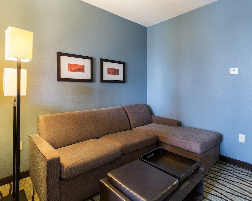 Comfort Suites near Westchase on Beltway 8 27/46