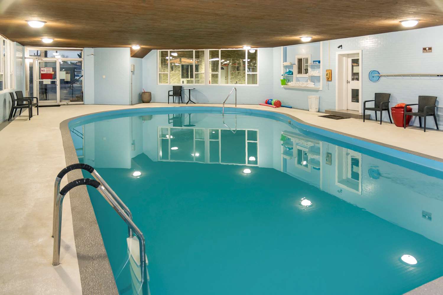 Econo Lodge Inn & Suites Medicine Hat Highway 1 7/14