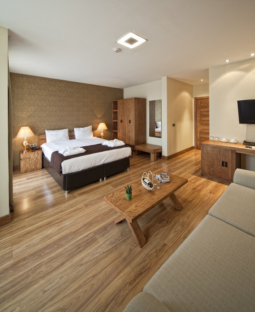 Triada Otel 23/76