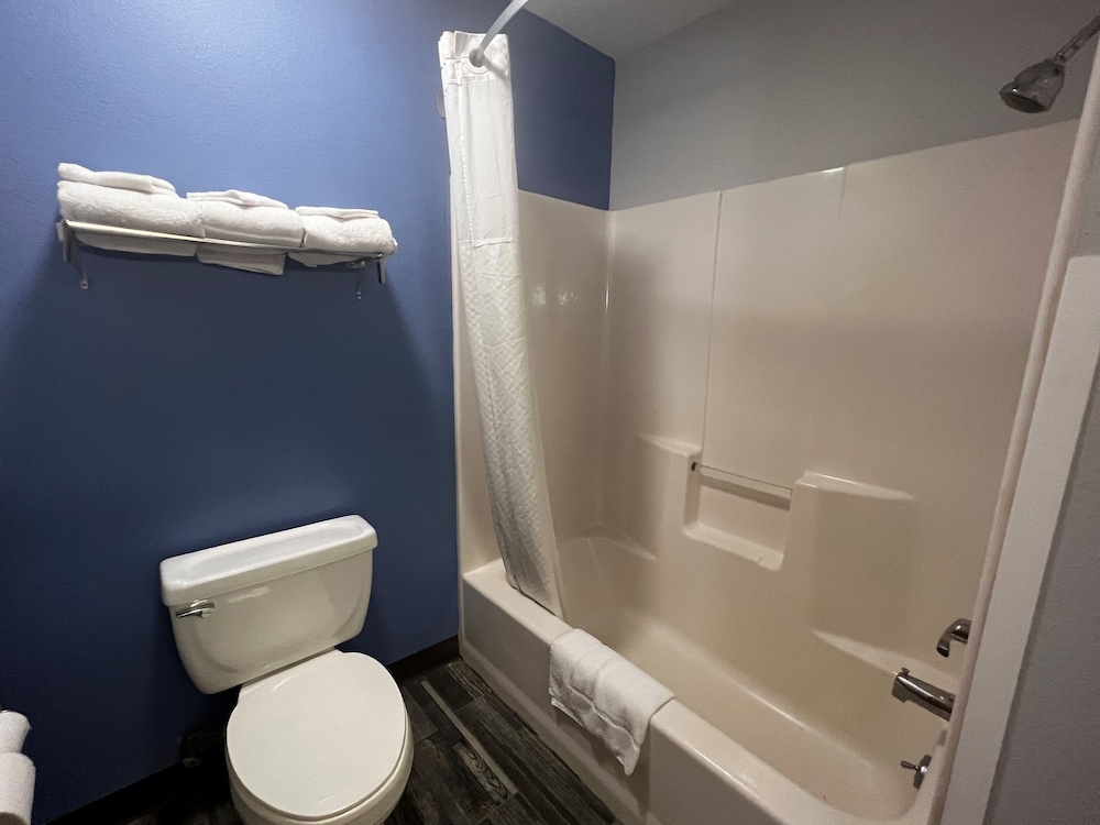 Super 8 by Wyndham Cleveland TX 28/29