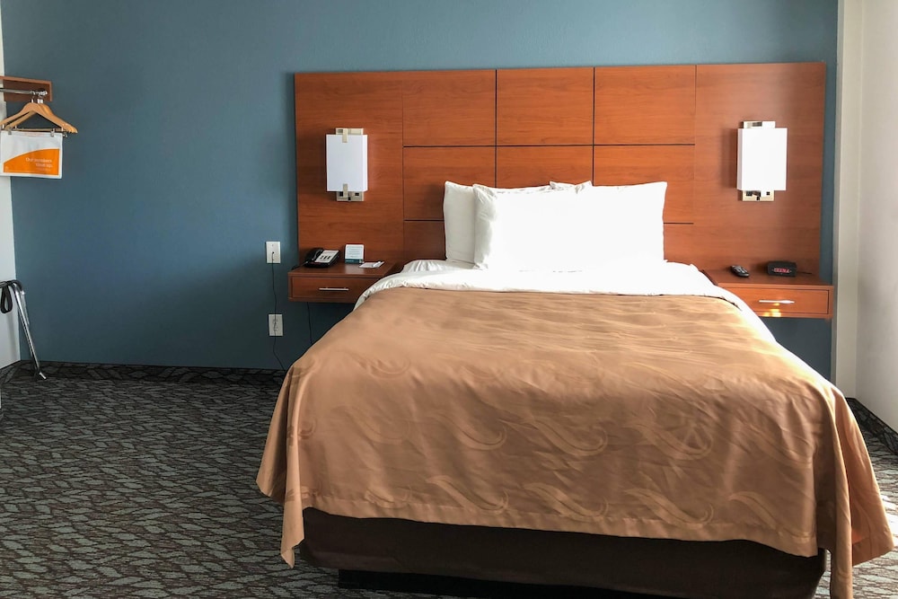 Quality Inn and Suites Watertown Fort Drum 28/50