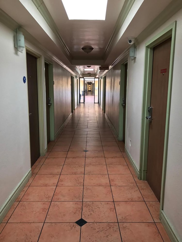 Starlight Inn Canoga Park 3/45