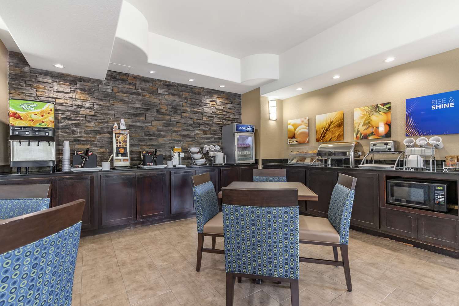 Comfort Suites Medical Center Near Six Flags 32/44