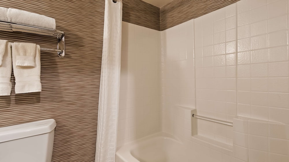 Best Western Plus Rama Inn & Suites 6/34