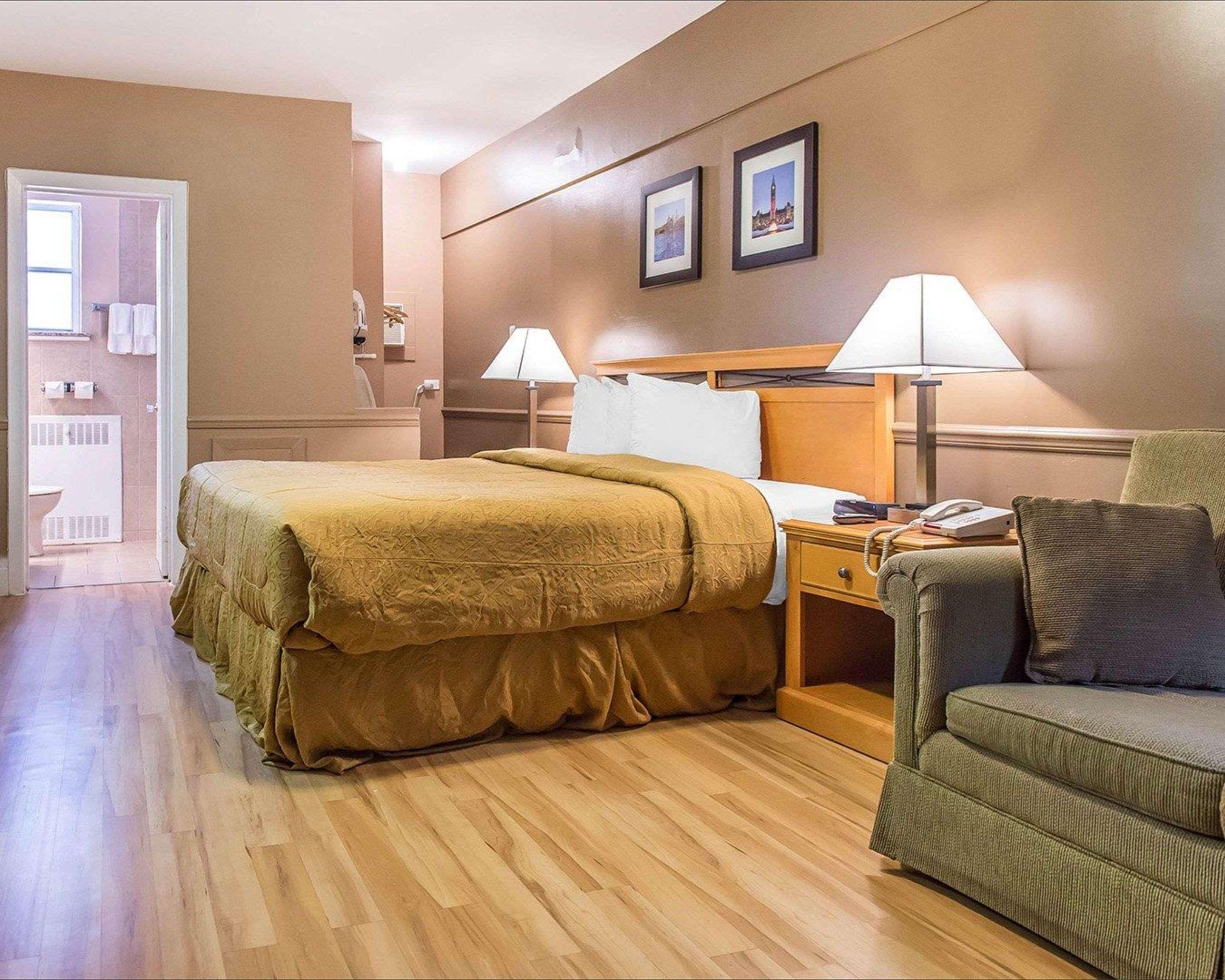 ROOM, KING BED