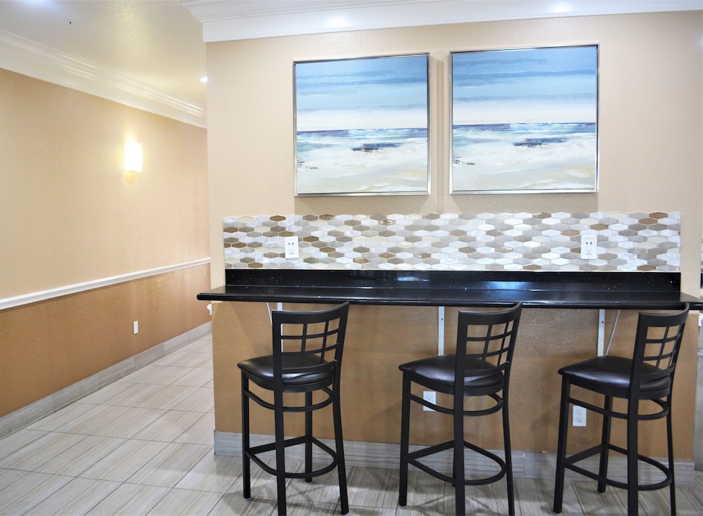 Super 8 by Wyndham Galveston 32/37