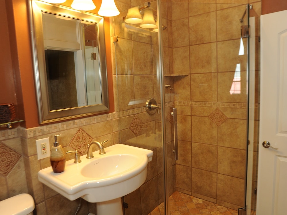 Hamilton House Inn 23/28