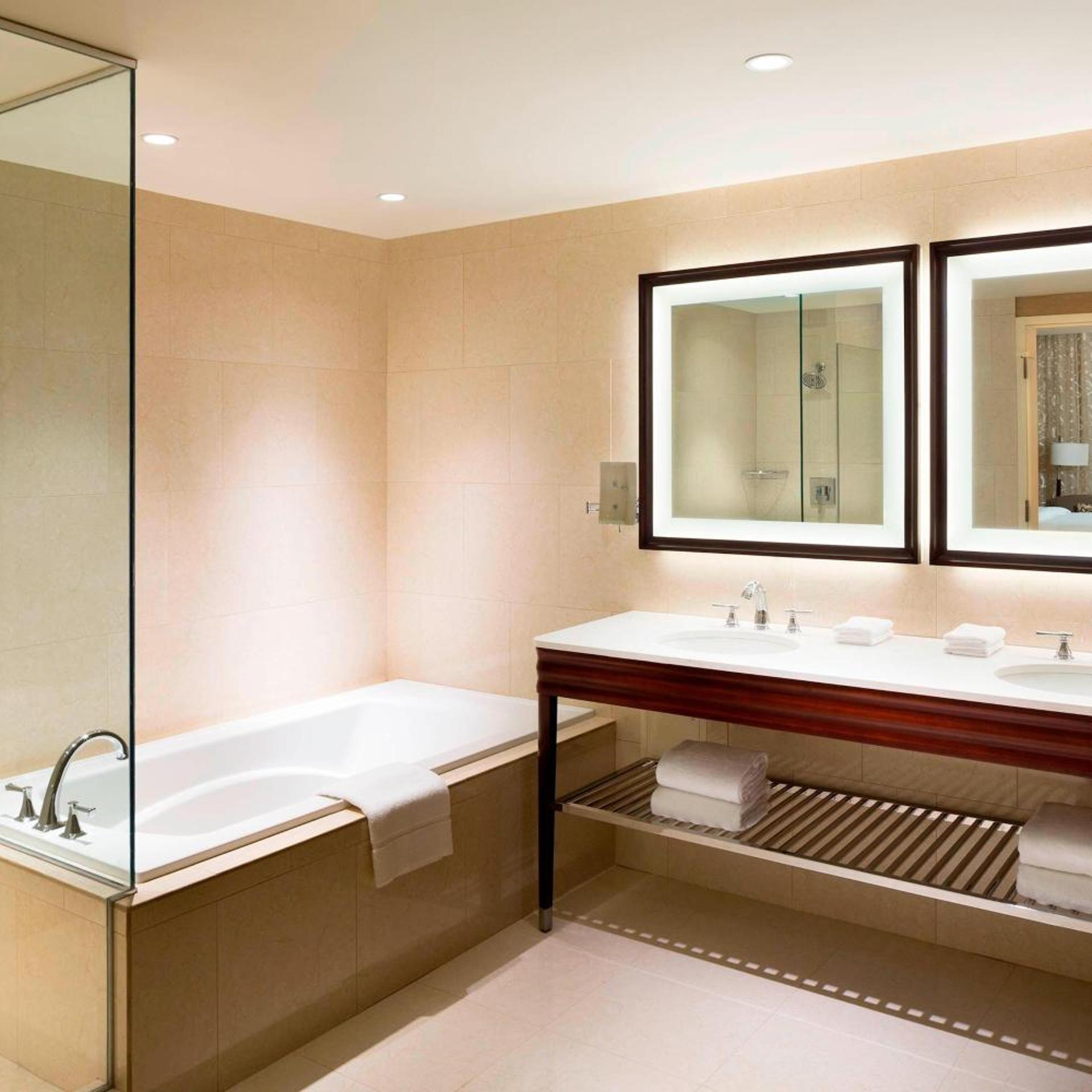 1 Bedroom, Suite, King Bed, Club Lounge Access, Corner