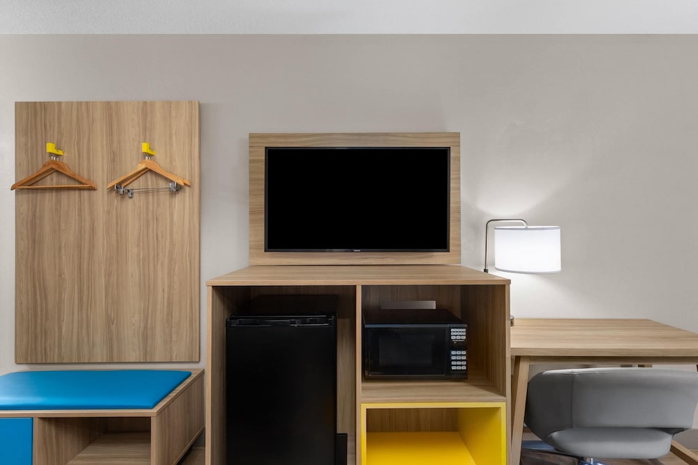 Days Inn by Wyndham Charleston WV 23/33