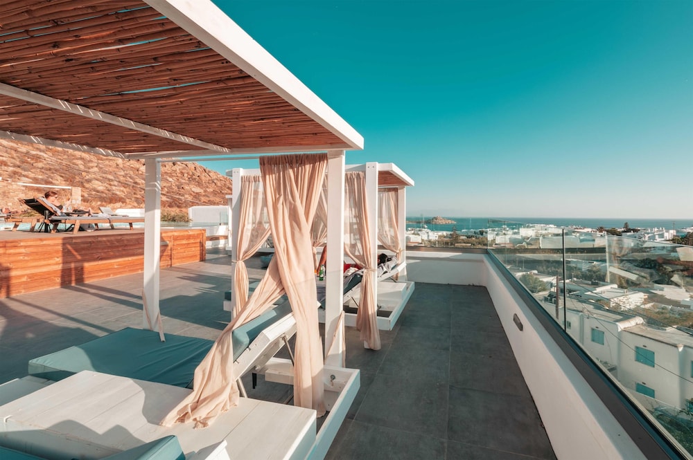 Mr And Mrs White Mykonos 38/72