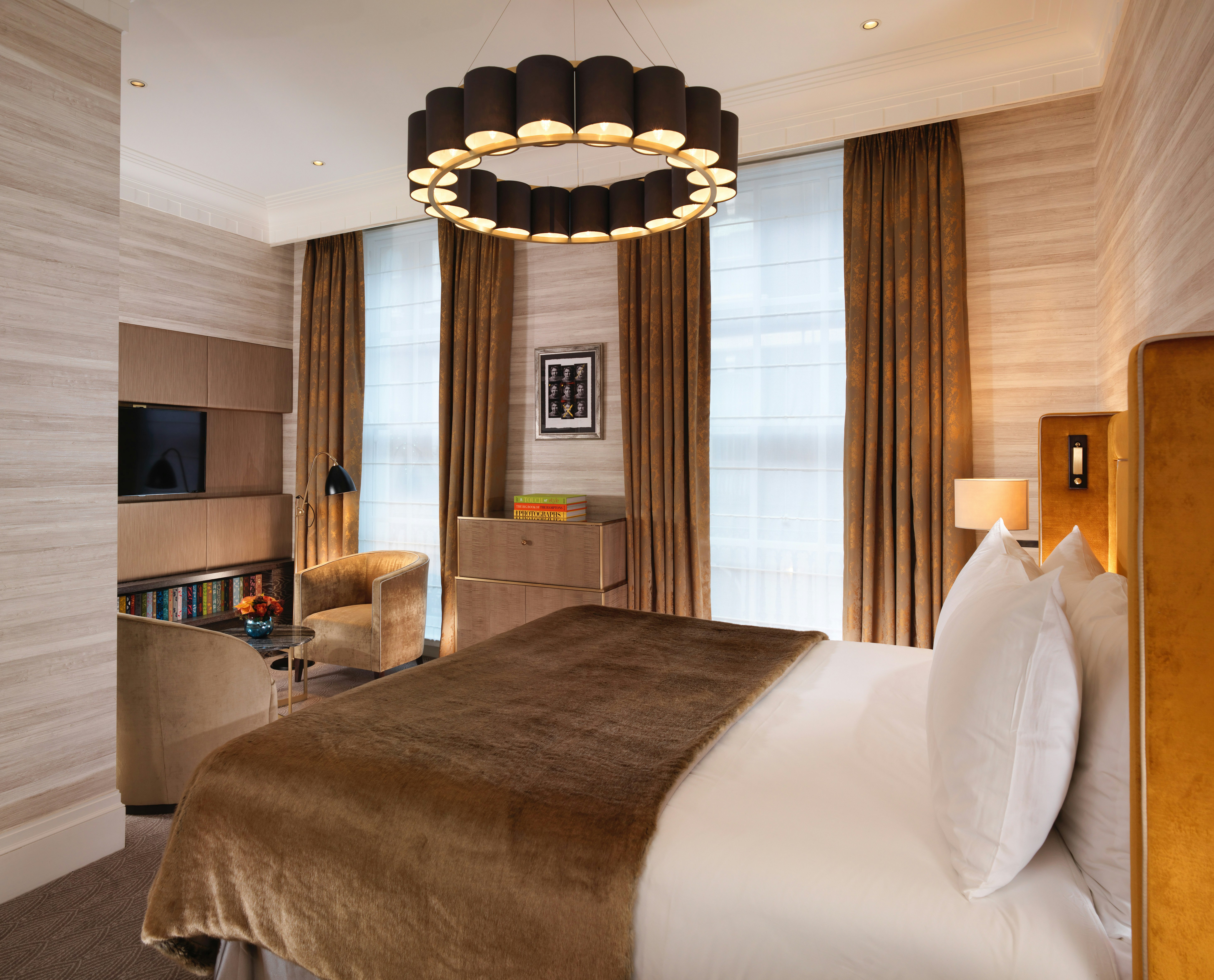 EXECUTIVE, KING BED