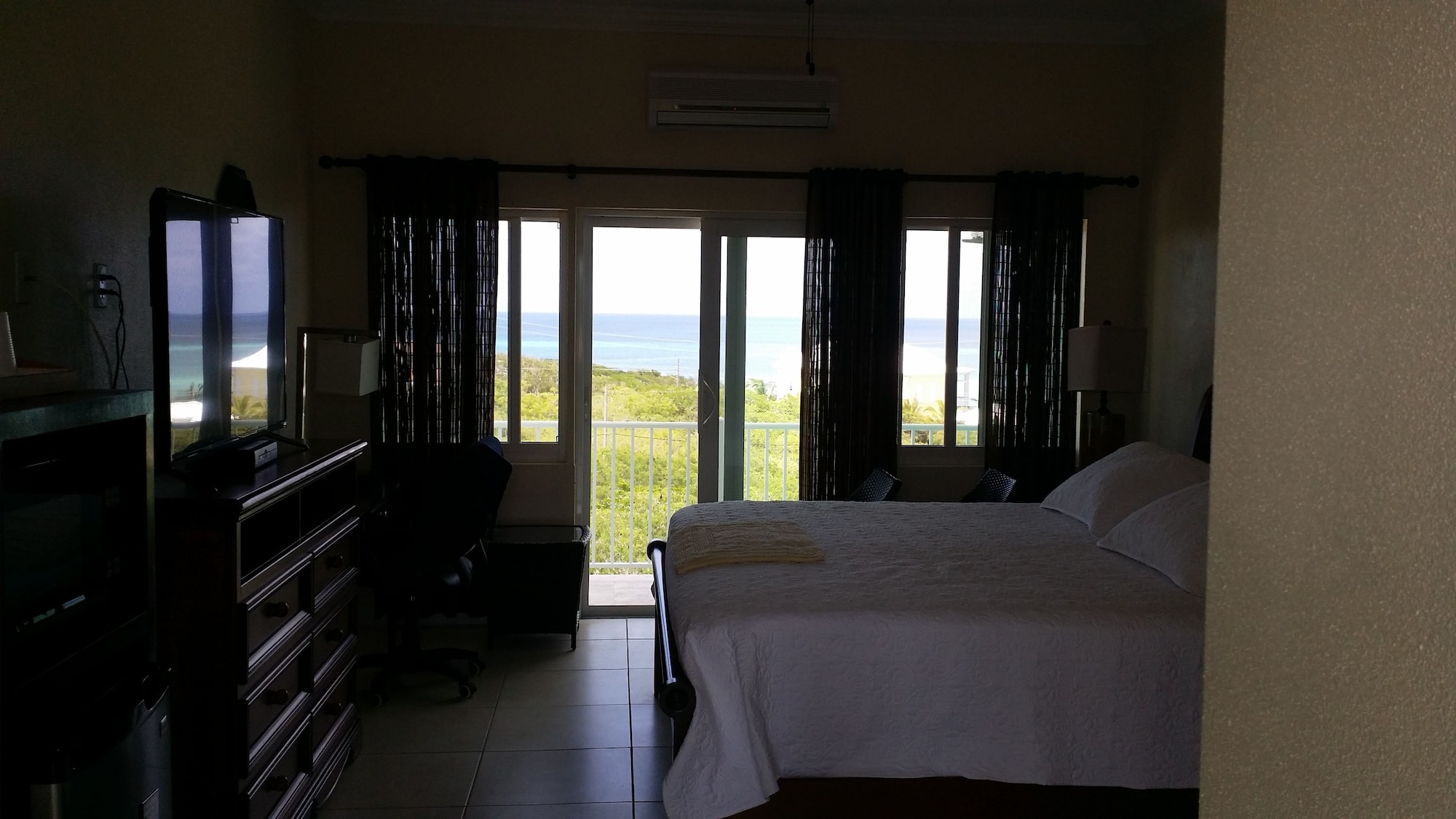 استوديو ديلوكس بسرير كينج بإطلالة على البحر، Harbor Breeze Villas 7/9