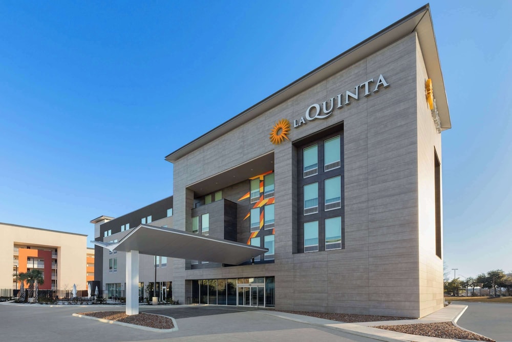 La Quinta Inn & Suites by Wyndham San Antonio at the RIM 36/43