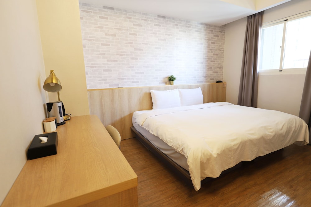 Military 75 Hotel 16/70