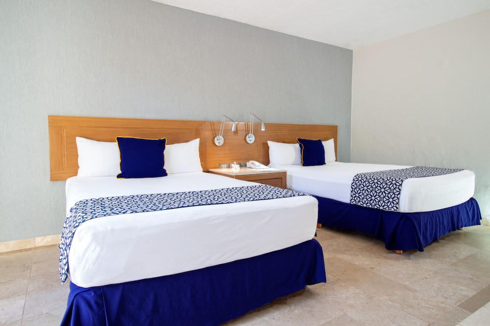 Plaza Pelicanos Club Beach Resort 7/50