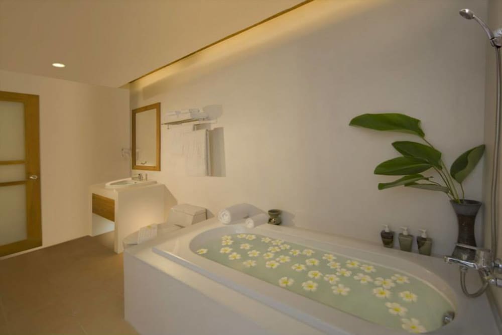 THAI HOUSE BEACH RESORT 74/75
