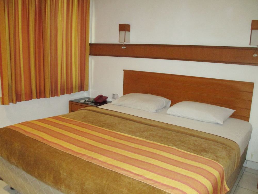 Hotel Caravan 18/49