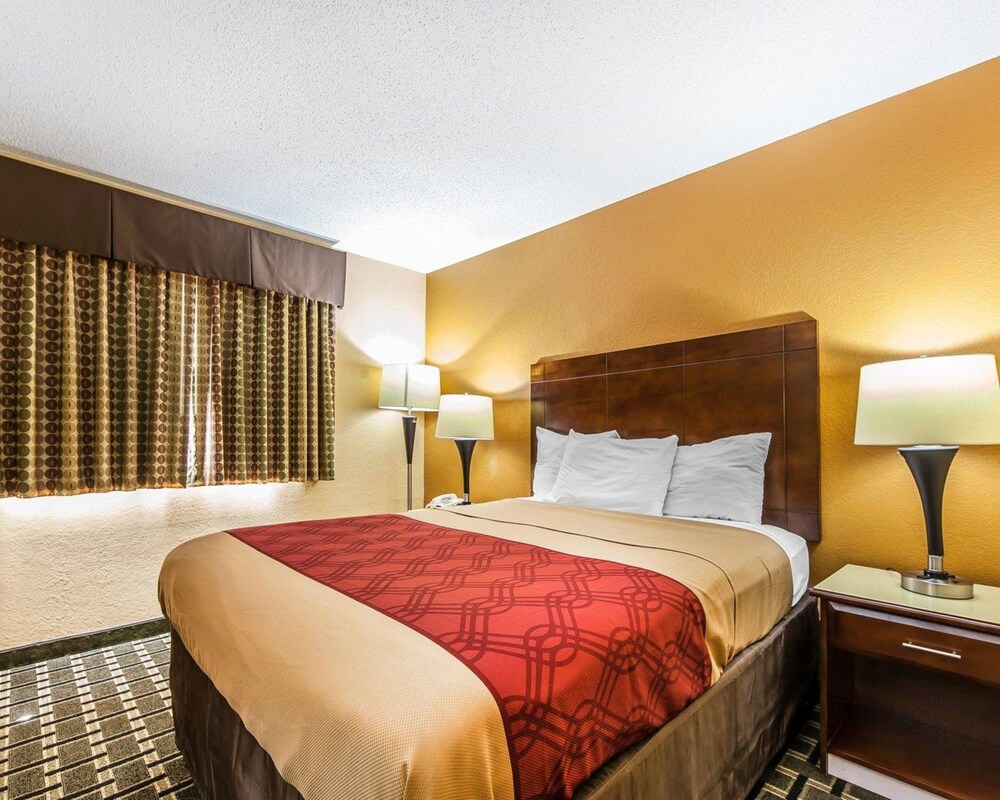 Econo Lodge Cartersville Emerson Lake Point 17/36