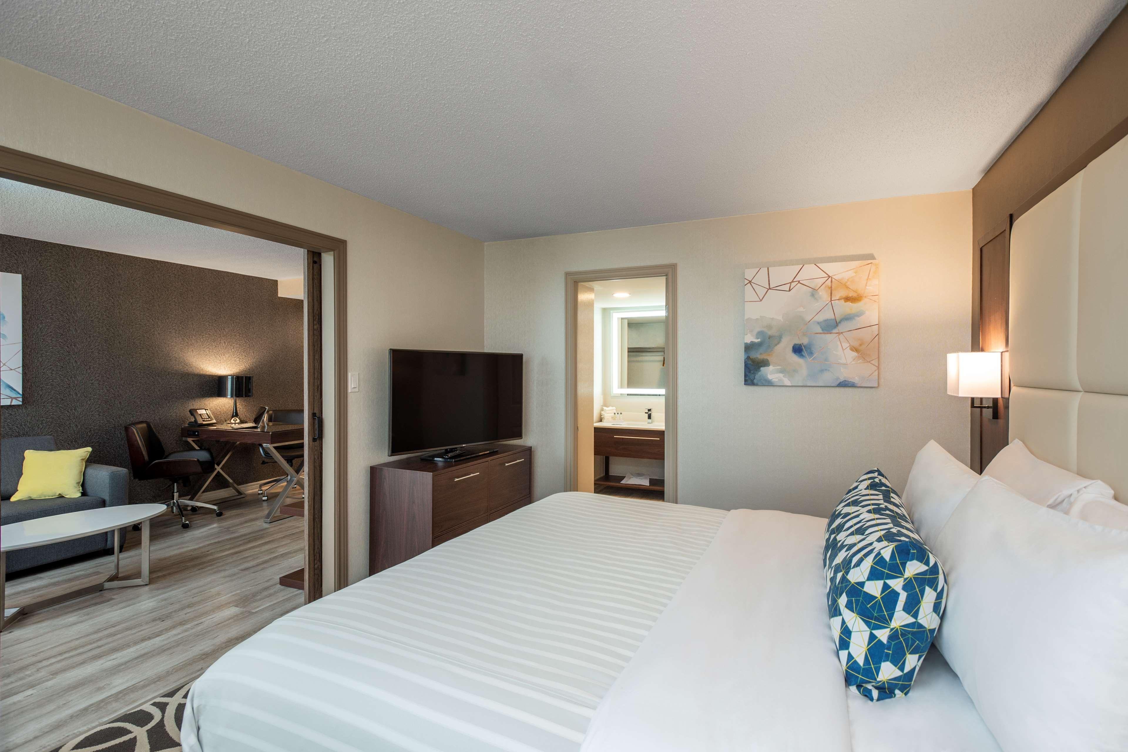 Lifestyle, Suite, King Bed