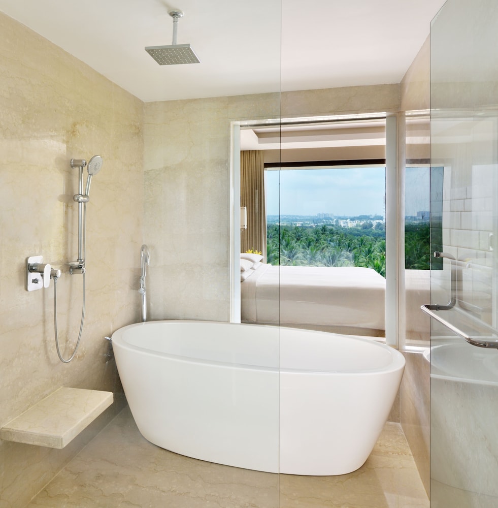 جناح جونيور بسرير كينج مع أريكة، Courtyard Bengaluru Hebbal 6/6