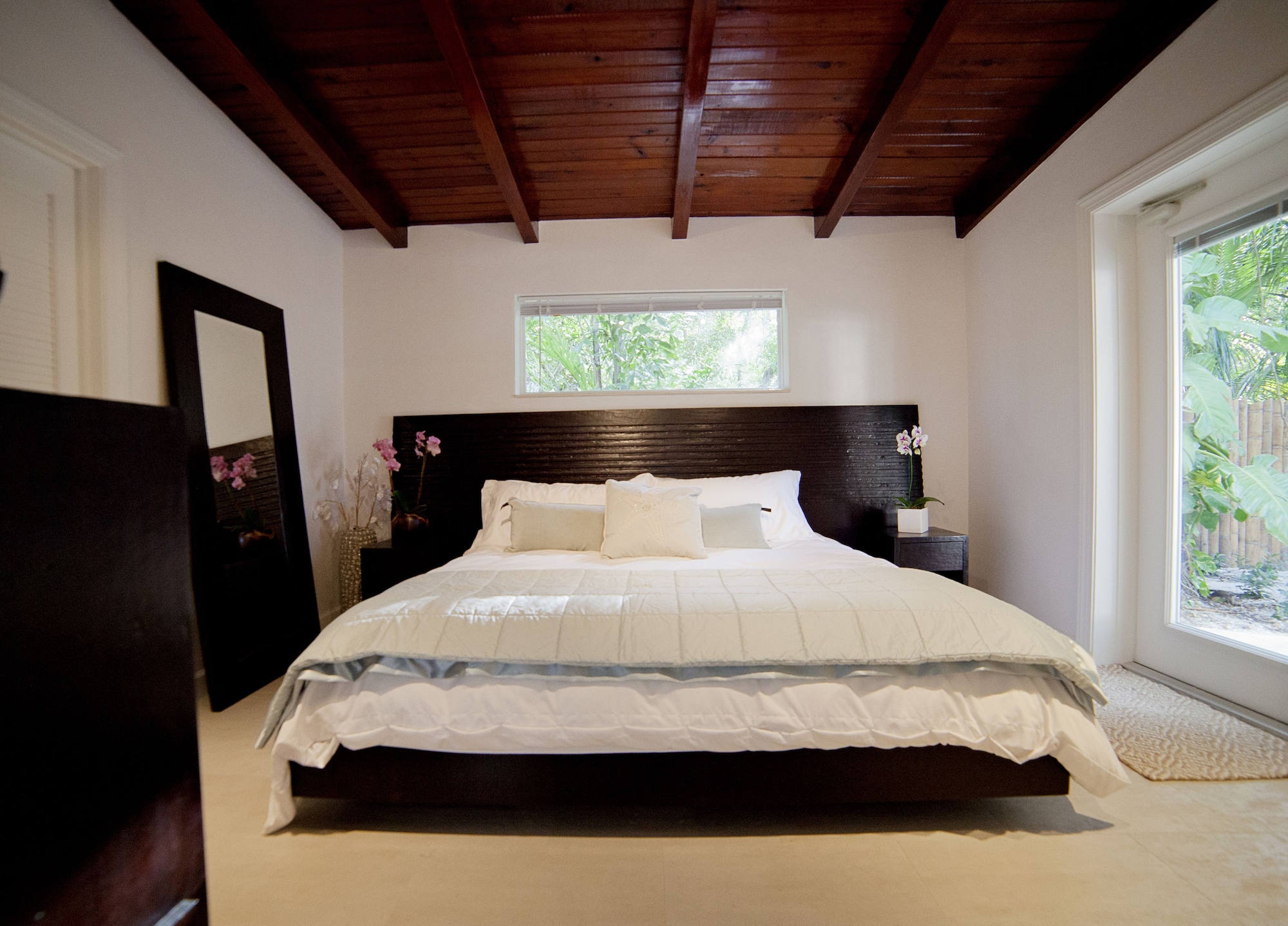 Serenity, Bungalow, King Bed, Queen Murphy Bed