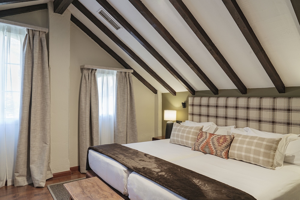 2 Bedrooms, Duplex, Suite, 2 Double and Twin Beds