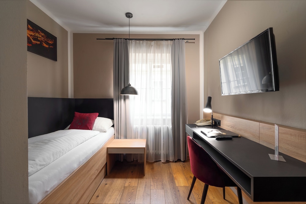ROOM, SINGLE