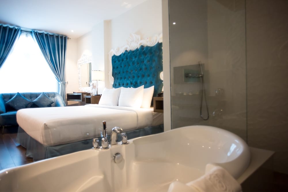 Blue Diamond Luxury Hotel 70/72