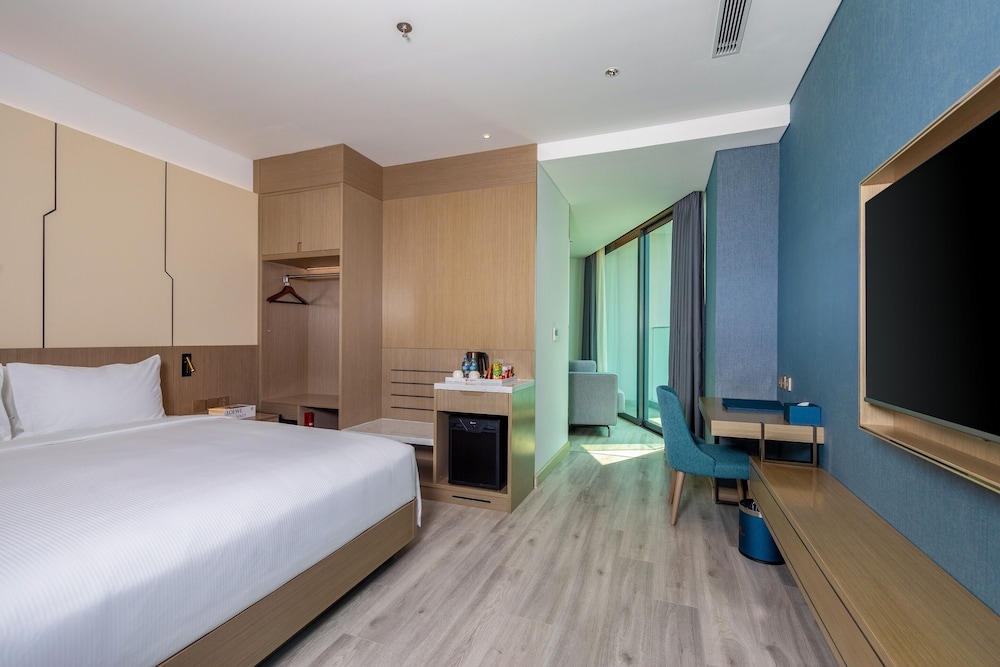 STUDIO, KING BED, PARTIAL SEA VIEW, BALCONY