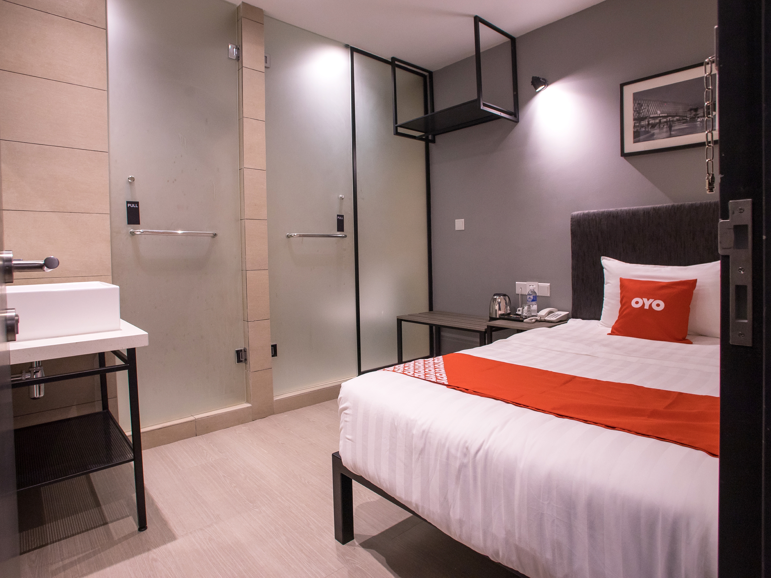 ROOM, SINGLE