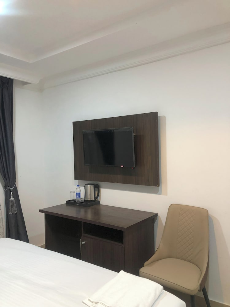 Mayors Diplomat Suites Opebi 39/48