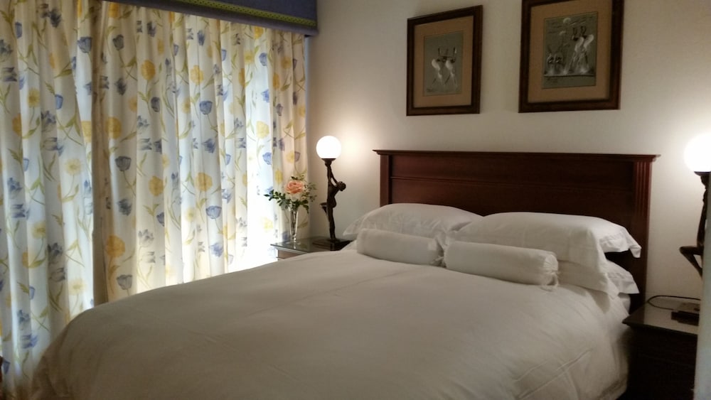 Royal Ridge Guest House and Apartments 18/70