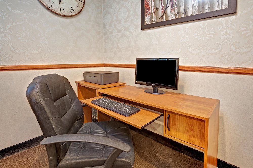 Days Inn & Suites by Wyndham Monroe 23/26