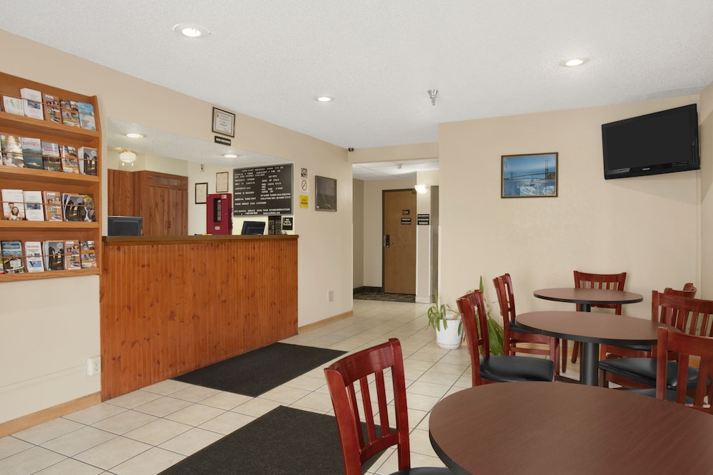 Super 8 By Wyndham Massena NY 5/19