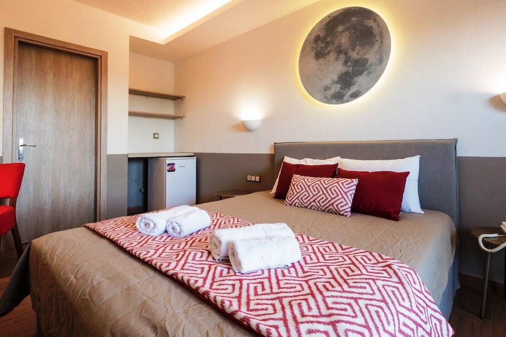 Semi Room, Economy, Basement, Studio, Queen Bed, No Window
