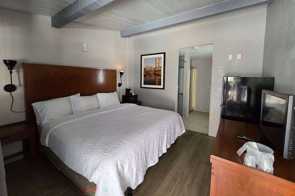 ROOM, QUEEN BED