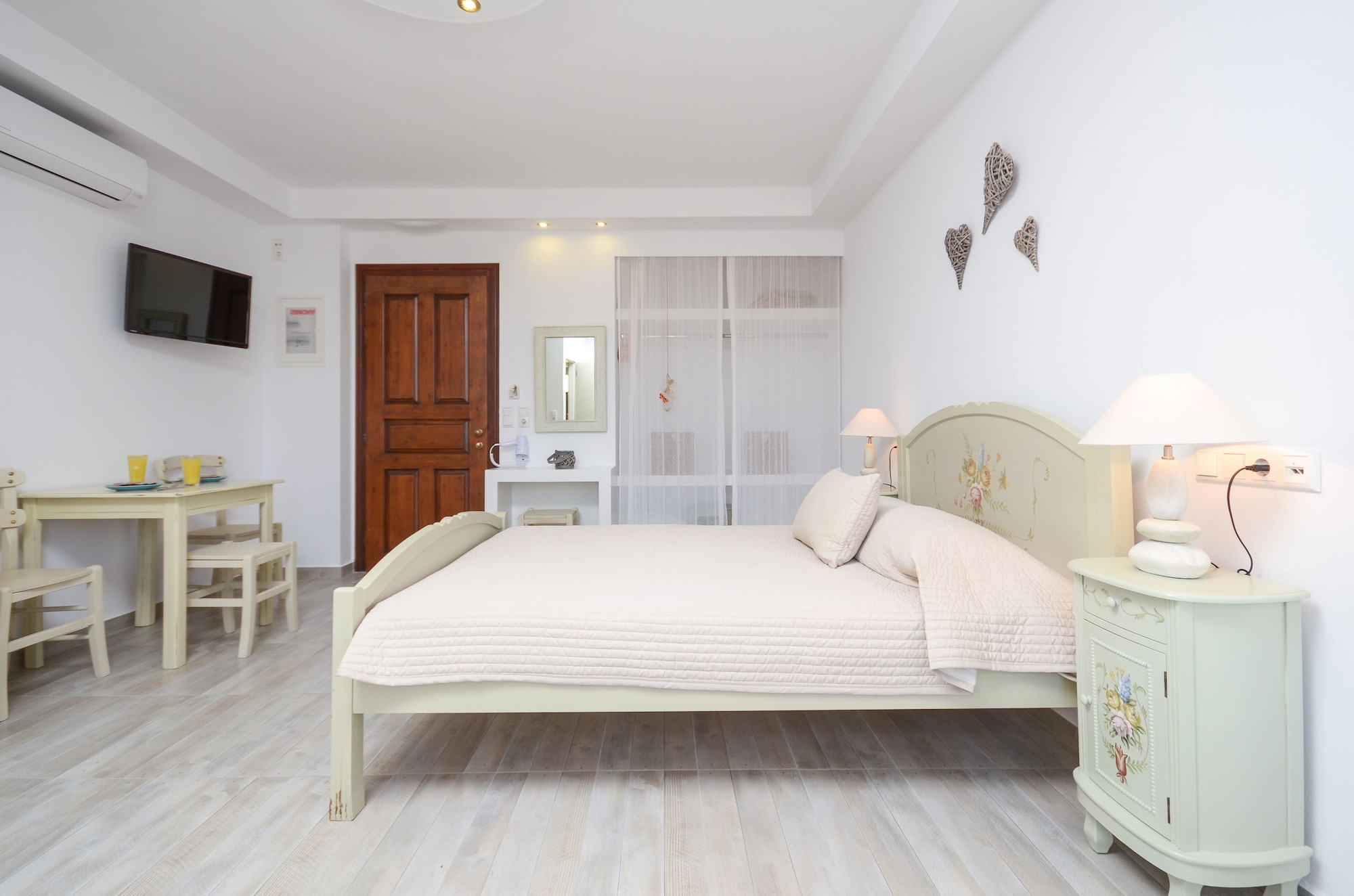 ROOM, QUEEN BED, POOL VIEW
